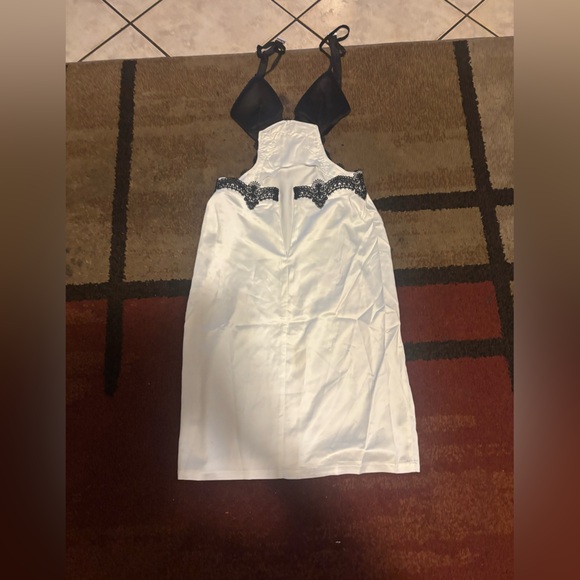 Chic Asymmetrical Black and White Dress - Picture 2 of 2